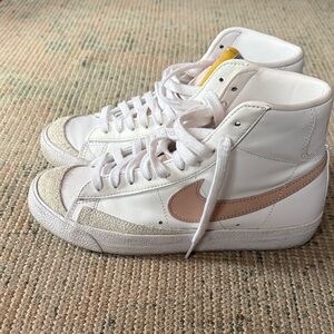 Nike Blazer Mid ’77 Vintage Sneakers • White & Light Pink • Size 8